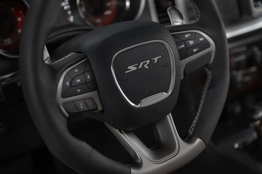 Детали интерьера Dodge Charger SRT Hellcat 2015 года  (фото 95 из 111)